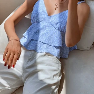 Shein - Säljer denna blåa topp från shein som aldrig används. helt ny skick! Super fin till sommarn.