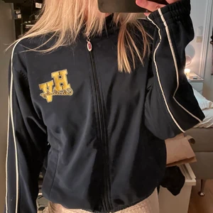 Vintage jacka - Jacka/kofta köpt secondhand. Vet inte storlek.❤️‍🔥❤️‍🔥❤️‍🔥