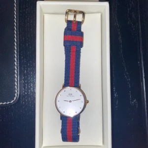 Daniel Wellington klockor - I nyskick med tillhörande kartong och alla originaldelar. I den mindre modellen. 250kr/st eller 400kr för båda. Kan postas. 
