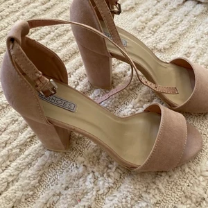 Klackar - Säljer mina bal klackar💕💕 pris går att diskuteras vid snabb affär (lånad bild) 