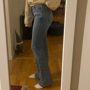 Jeans bootcut - Jeans från Asos som är använda en gång. Har ett par liknande så dessa kommer inte till användning ❣️ orginalpris 400