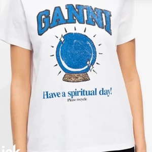 Ganni t shirt - Säljer denna super fina ganni t shirt som är köpt här på Plick i somras, ca 1000kr nypris, nästan ny skick💙