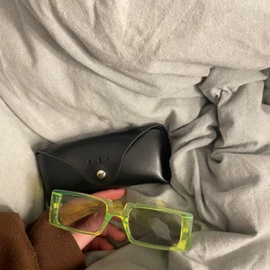 Neon glasögon  - Super balla neon glasögon som hade passat dunder med örhängena i min profil, säljer pga de e inte riktigt min stil längre💚