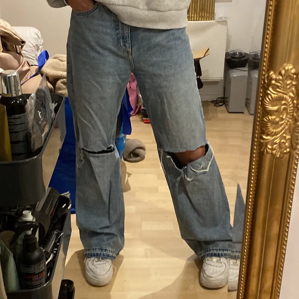 Säljer mina jeans från Monki i storlek 29 då dem tyvärr är lite förstora, men annars sitter dem supersnyggt på mig som är 168cm! Jag har spretat upp sömmen längst ner på jeansen så dem är ca 3cm längre än vad dem var när jag köpte dem! Sömmen på högra benet har lossnat lite! (Se sista bild) säljer dem för 200kr!. Jeans & Byxor.