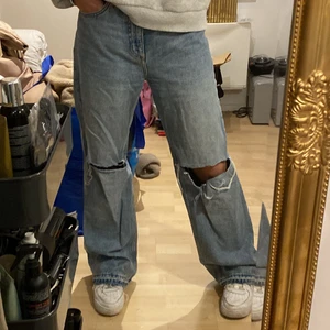 Jeans strl. 29! - Säljer mina jeans från Monki i storlek 29 då dem tyvärr är lite förstora, men annars sitter dem supersnyggt på mig som är 168cm! Jag har spretat upp sömmen längst ner på jeansen så dem är ca 3cm längre än vad dem var när jag köpte dem! Sömmen på högra benet har lossnat lite! (Se sista bild) säljer dem för 200kr!