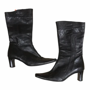 Sjukt snygga läder stövlar  - Stövlar i läder köpta begagnande men i mycket gått skick 