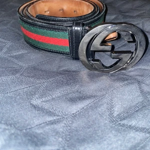 Gucci bälte - Säljer mitt Gucci bälte då jag inte använder den längre! Size 105 condition: 8/10