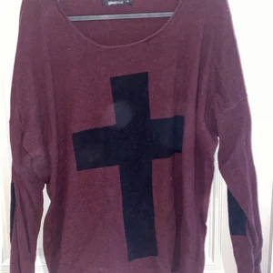 Vinröd tröja - Tröja från Gina Tricot i storlek XL