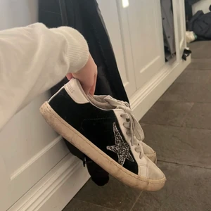 Le temps des cerises sneakers - Snygga skor från Le temps des cerises som är använda en sommar.  Köparen står för frakt.❤️