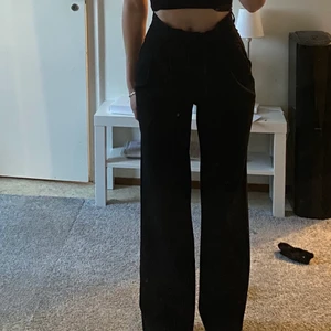 A-dsgn kostymbyxor  - Raka kostymbyxor, säljer pga att jag önskar att dem var lite längre på mig annars nästan helt oanvända 