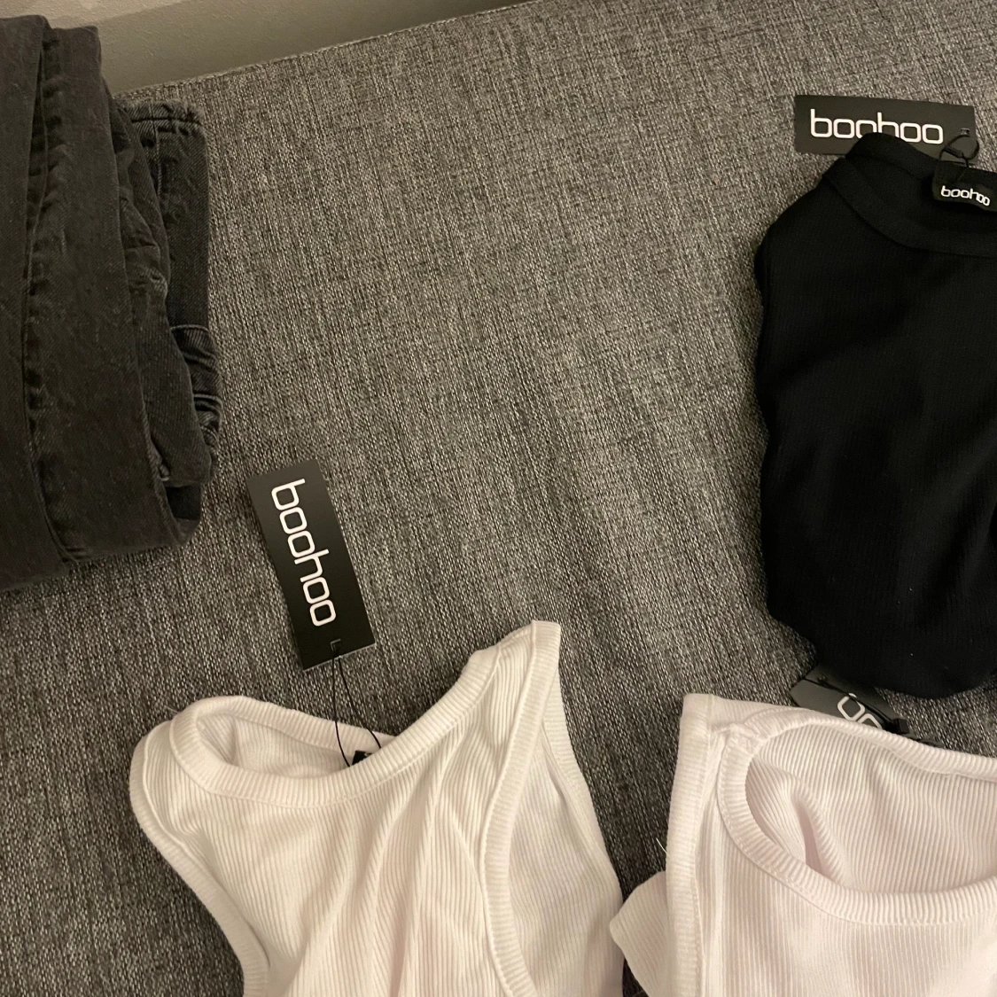 Svarta och vita toppar