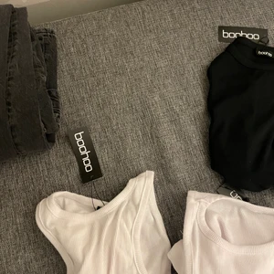 Svarta och vita toppar  - Helt oanvända pga dubbel köp, finns i vitt och svart! ❤️