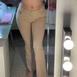 Låg missade jeans - As fina lågmidjade jeans köpts second hand. Jätte bra skick, passar mig som är 164