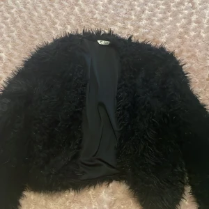 Päls kofta - Denna har bara hängt i min garderob och den kommer inte till någon vidare användning. Denna koftan är från Cubus och är i st 158/164