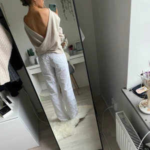 Stickad tröja med öppen rygg - Fin tröja med öppen rygg från NA-KD  