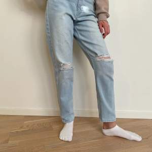 Medelhöga jeanse med hål i knäna och vid höften, inte jätte långa, straight leg jeanse. Inte mycket använd då de var förstora. Modellen har xs på jeanse men modellen har 158 men de passar