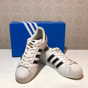 Adidas Superstar  - Säljer ett par Adidas Superstar i storlek 41 1/3 (herr) då de inte längre kommer till användning. Skorna är i bra begagnat skick, tecken på användning finns.