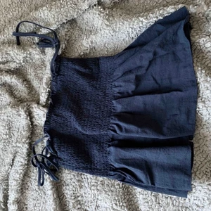 Topp - Jättefin och oanvänd topp🤍 Har vanligtvis S/XS i kläder men har M i denna och den passar perfekt. Passar för dig som har XS - S då den är liten i storlek❤️GRATIS FRAKT! ❤️ Köp direkt för 250 (frakten är gratis) 