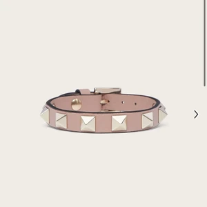 Valentino armband - Äkta valentino armband beställt från valentinos hemsida i somras. Okej skick, missfärgningar som inte synd när man har på sig det. Köpte det för 2215kr. 