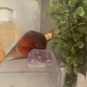 Ametist - Superfin större rå och polerad bit av ametist.