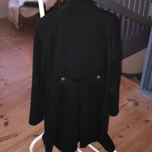Svart kappa  - 80% wool , aldrig använd, köptes vintage
