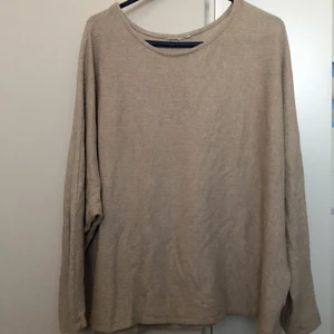 Beige oversized tröja - Säljer denna beigea oversized tröjan. Vet inte vilket märke eller vilken storlek den är i då lappen där bak är avklippt, men gissar på att den är i storlek L/XL och att den är från en butik som säljer relativt basic kläder som typ HM. Jag har använt denna tröja över t-shirts och tunnare tröjor med tanke på den lösa och oversized passformen. Den är för övrigt väldigt (!) mjuk och skön.