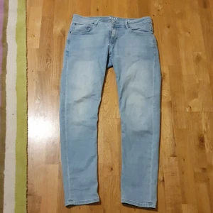 Ljusa jeans stl 32/30. I nyskick - Fina ljusa lite tighta jeans. Använd en eftermiddag. Fel passform för sonen tyvärr. Storlek 32/30. Nypris 399