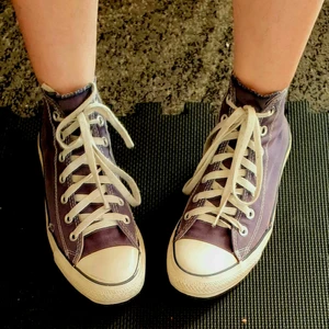 Converse purple Stl:37-39 - Snygga converse i färgen lila. Skick: 9/10. De är helt rena och perfekta, men vänster har en liten skrapa vid sulan.  Pris kan diskuteras!