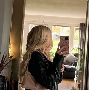 iphone 11/xr - säljer detta iphone 11/Xr skalet, nypris 150kr, säljer för 100kr. Säljer pga att jag har en annan mobil, använd i ca 1 månad:) budgivning om många intresserade, skriv privat om du är intresserad. Priset kan diskuteras.