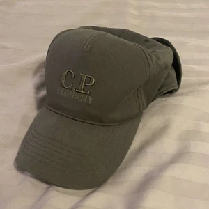 Cp Company Keps - Cp Company Google keps. Storlek large. Mörk grön färg. Fint skick och använd fåtal gånger. Skriv privat för fler bilder eller frågor 