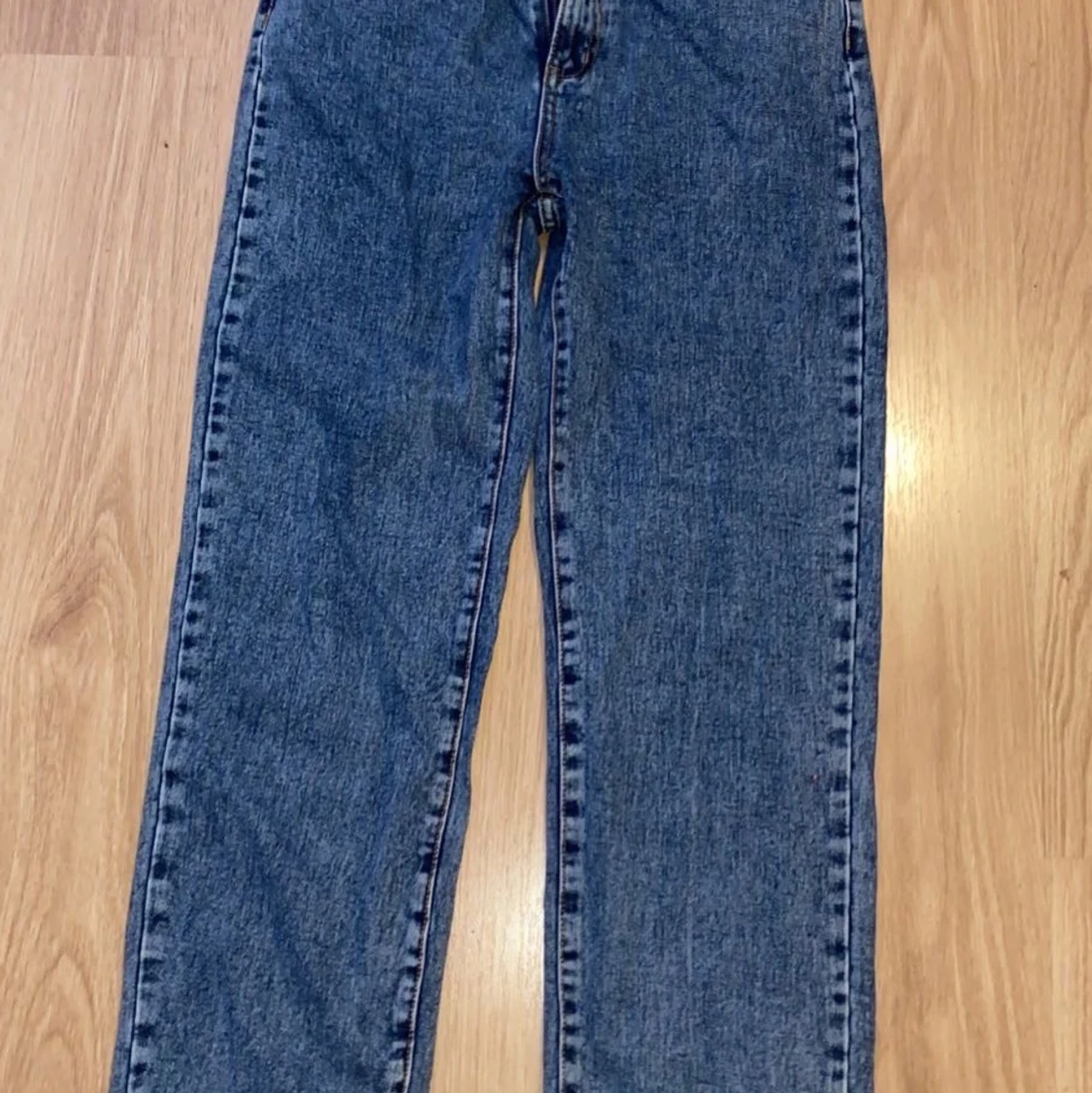 Ett par jeans med broderier på fickorna  - 90