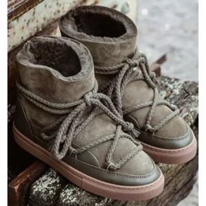 inuikii skor  - Säljer mina superfina gröna inuikii skor som jag köpte för ca en månad sedan, då jag inte riktigt tycker att det är min stil! Använda 2 gånger så i perfekt skick, förutom några små små fläckar framme på skon som syns på bild 2! Nypris 2599 kr