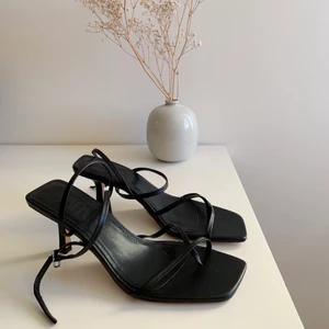 Klackar Zara, 39 - Så otroligt snygga klackar ifrån Zara! Älskar dom! Men dom kommer ej till användning.Har aldrig använt dom, utan är endast testade.Så nyskick! Storlek 39💕