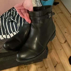 Damstövlar - Svarta fina skor, använda en höst. Märke EDIT