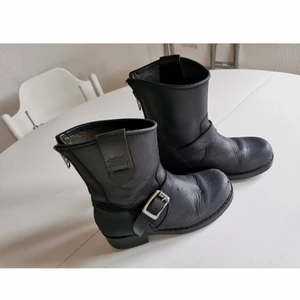 Urban projekt stövlar, äkta läder, svart - Urban projekt stövlar i äkta läder. Stl: 36 I fint skick! (lite slitna som man kan se på bilderna)