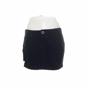 svart mini kjol - super snygg svart mini kjol, köpt på sellpy men var tyvärr lite för stor för mig så säljer vidare 🧡 midjemått är cirka 80 cm!