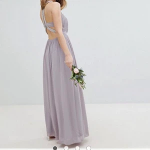 Balklänning  - Säljer nu min balklänning från asos som endast är använd på balen. Den är i väldigt bra skick så jag skickar gärna fler bilder! Köpte i petite storlek så passar från 32-36 skulle jag säga (fråga gärna om mått om ni vill). Fraktpris beroende på hur du vill ha det fraktat❤️