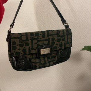 Väska  - Jättefin väska från Benetton. Köpt på humana, den är söndrig inuti men inget som syns. Köparen står för frakten💓