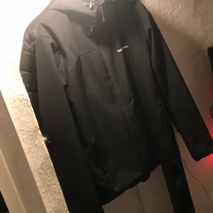 PeakPerformance jacka - Den är i bra skick och de är storlek L inte haft den så mycket för den va lite för står på mig så köpte en ny jacka 