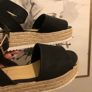 Skopunkten, VOX, storlek 38   - Bra skick då dom aldrig har används, köpte i somras men aldrig använt därför att de vart för stora, väldigt fina passar på till stranden 
