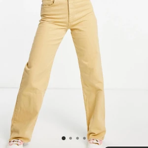 Jeans - Jätte fina caramel färgade jeans, tyvärr för småa men super fin längd och passform. Kan mötas upp och skickas. Köparen betalar frakt 🥰