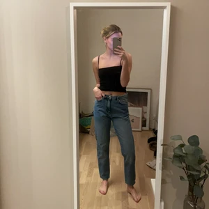 Blå jeans - Mörka blå jeans. Knappt använda, väldigt bra skick. 