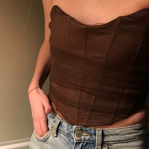 Zara korsett - Helt oanvänd topp från zara som tyvärr är lite för stor för mig. Den är i en jättefin brun färg!