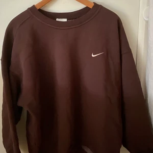 Vintage nike sweatshirt - Vintage nike tröja med supersnygg färg! Står xl i den, men sitter som M-L. Tjockt och mysigt material, i felfritt skick! Bud ligger på 300, höj med minst 50 eller köp nu för 600!