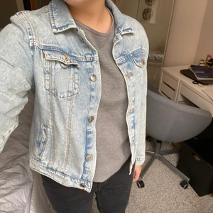 Jeansjacka - Superfin jeansjacka som inte kommer till användning 💙 jättenajs nu till hösten verkligen