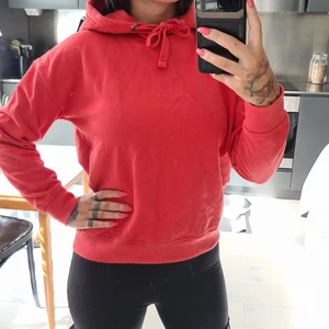 Ljus hallonröd huvtröja S - Mjuk och skön inuti. Använd ett fåtal gånger. Sjukt fin färg ljus hallonröd skulle jag säga att den är. Strl S 