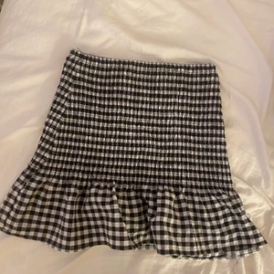 Kjol - Säljer denna skit snygga och populära kjolen från hm. Jätte fin nu till hösten och vintern. Säljer för 250kr vid flera intreserade sker budgivningen 