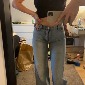 Jeans - Jeans ifrån monki, storlek 25. Säljer pga att dom e lite små för mig som brukar ha 26. Superfint skick!