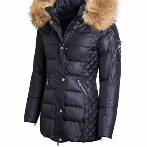 Rock and blue jacka  - Hej! Jag tänkte kolla om någon har ett intresse utav min rock and blue vinterjacka som jag ägt i ca 2-3år. Den är svart (lång modell) sitter strax över knäna på mig som är ca 175cm lång, pälsen är fake! Så gott som ny skick. Vid intresse kan jag skicka flera bilder. Vid köp kommer den vara nytvättad! Pälsen är även avtagbar, går även att byta till äkta päls om man skullle vilja det! Priset kan diskuteras❗️                                                                    Original pris ca 3000kr 