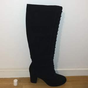 Ett par skitsnygga boots från Anna Fields, köpta på Zalando men slutsålt nu. Passar perfekt till klänning eller kjol. Är i mocha material och har snörning från top till tå. 🖤